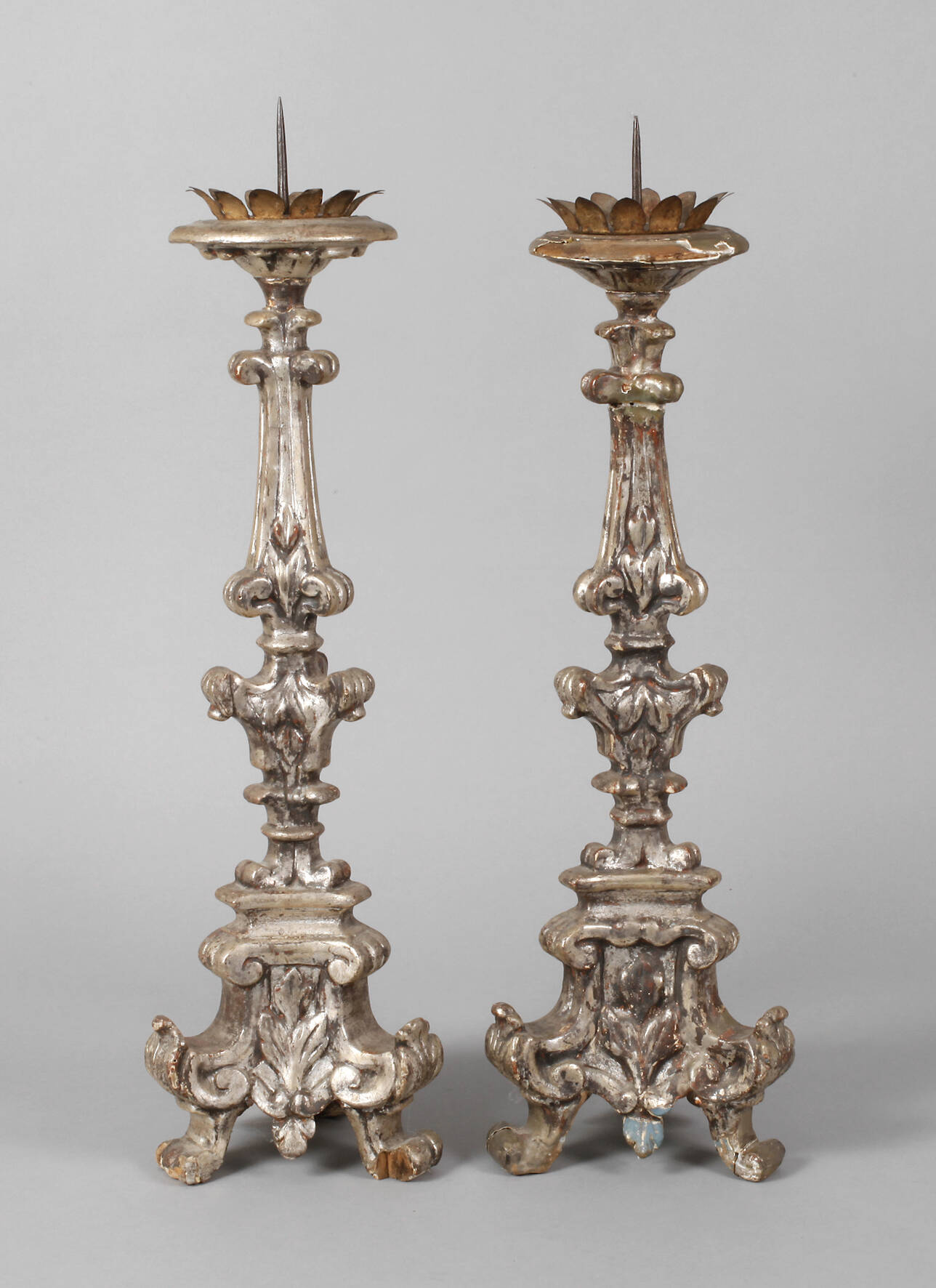 Paar geschnitzte Altarleuchter