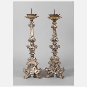 Paar geschnitzte Altarleuchter