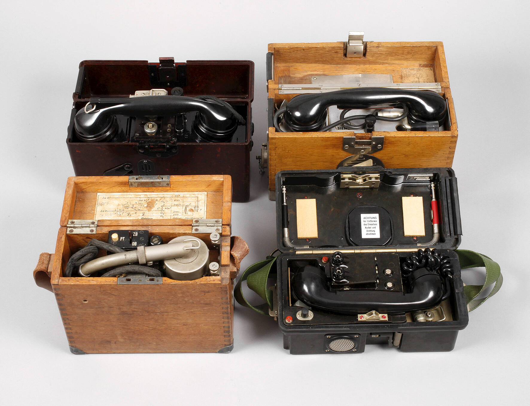 Vier Feldtelefone