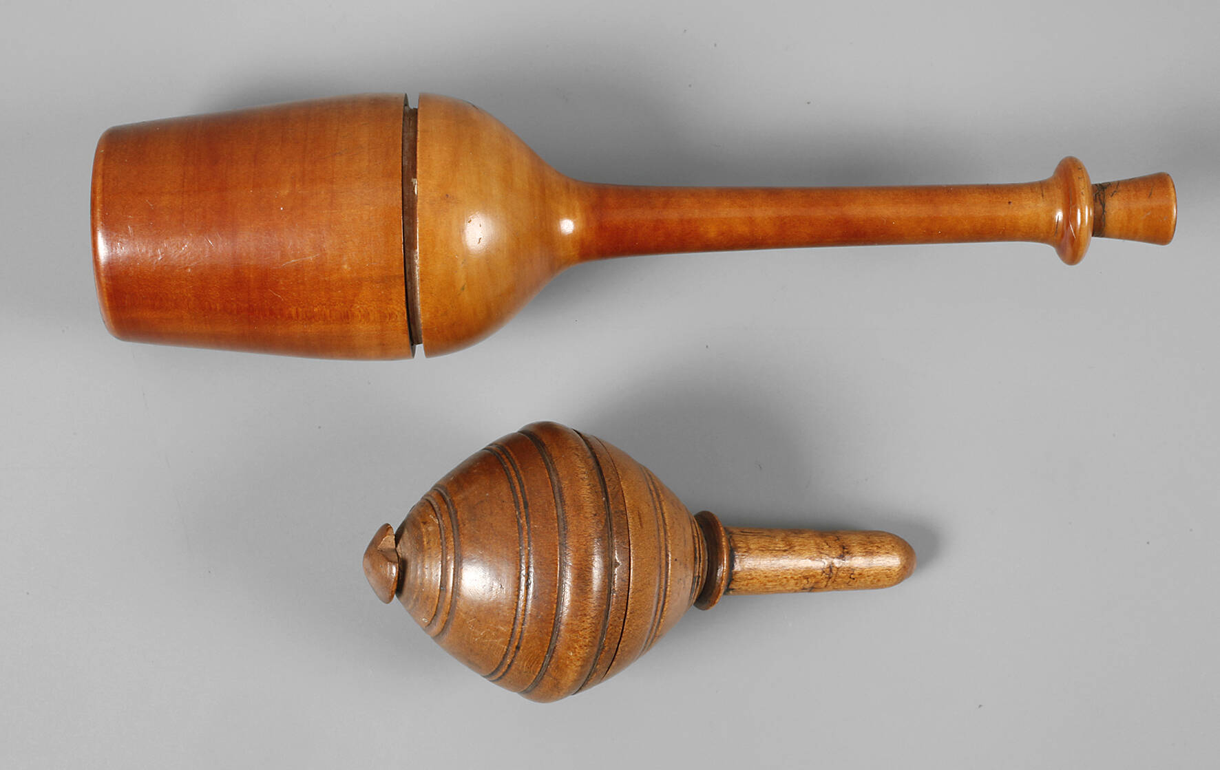 Zwei historische Mostwaagen