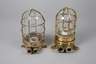 Zwei Schiffslampen