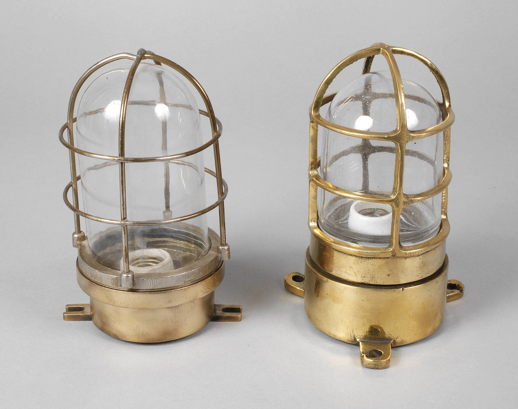 Zwei Schiffslampen