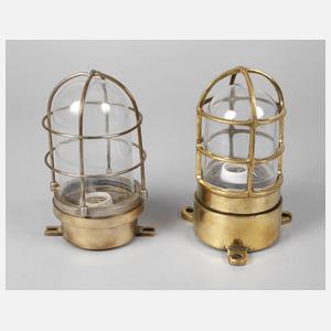 Zwei Schiffslampen