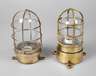 Zwei Schiffslampen