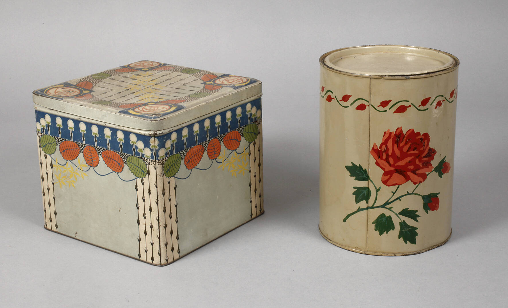 Zwei Blechdosen Jugendstil