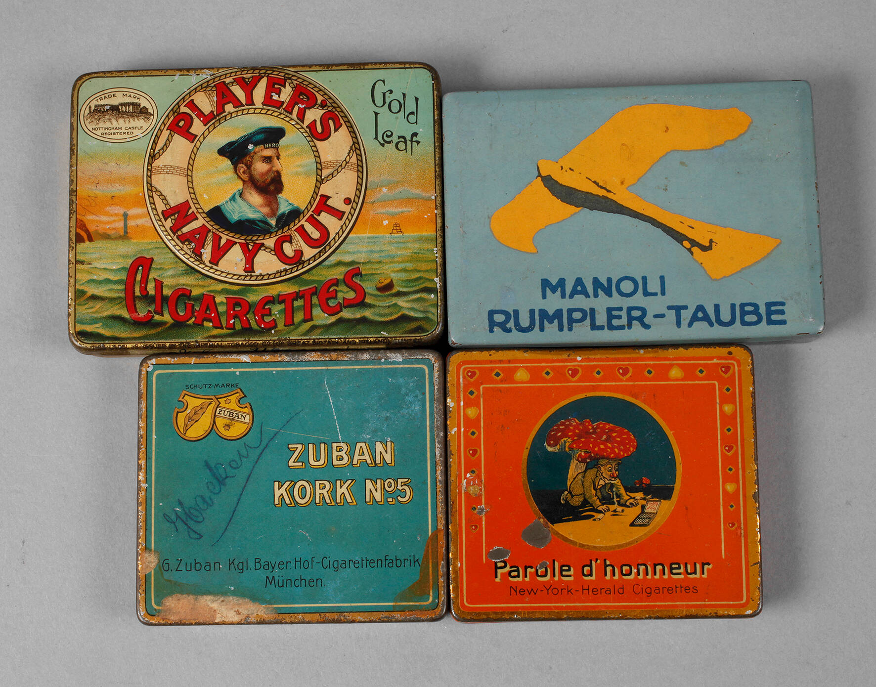 Vier Zigarettendosen