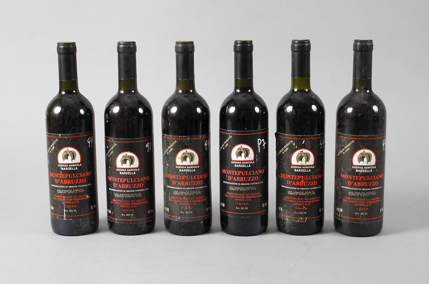 Sechs Flaschen Rotwein