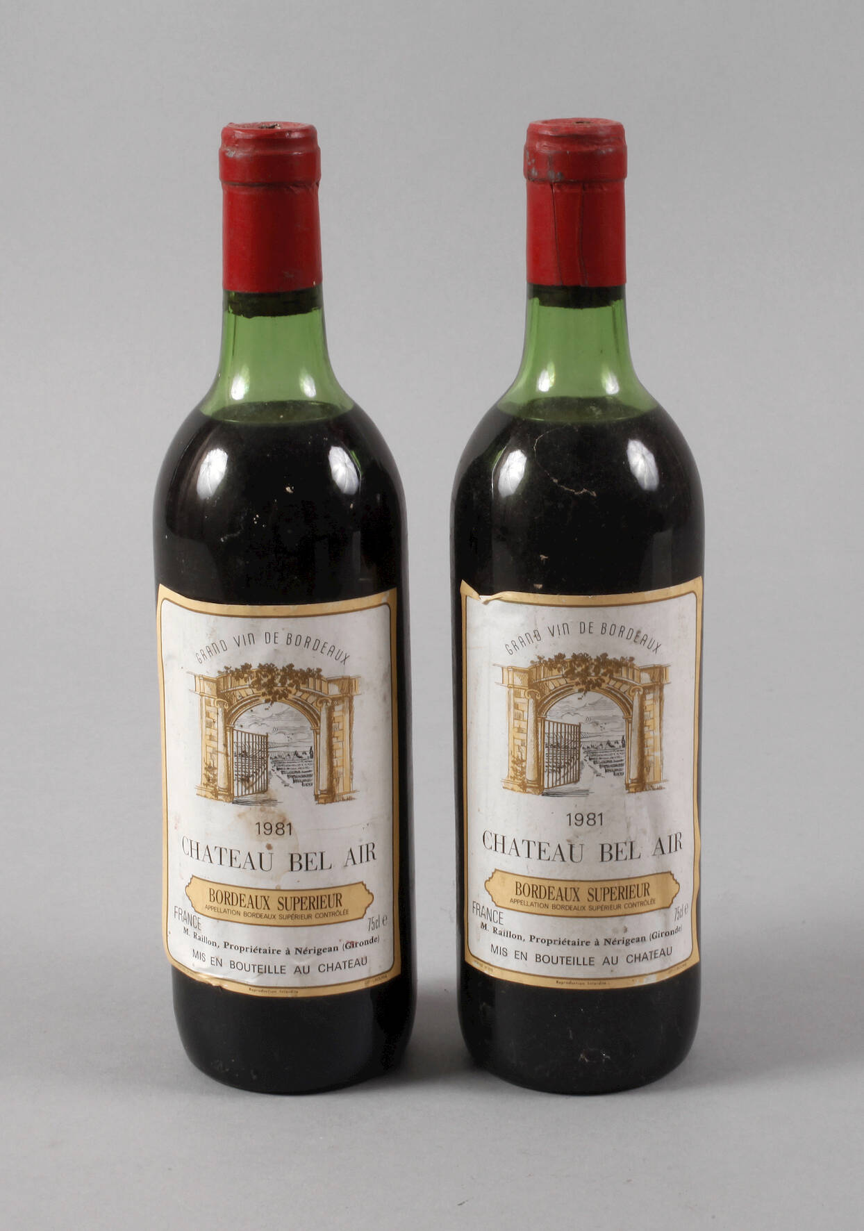 Zwei Flaschen Rotwein