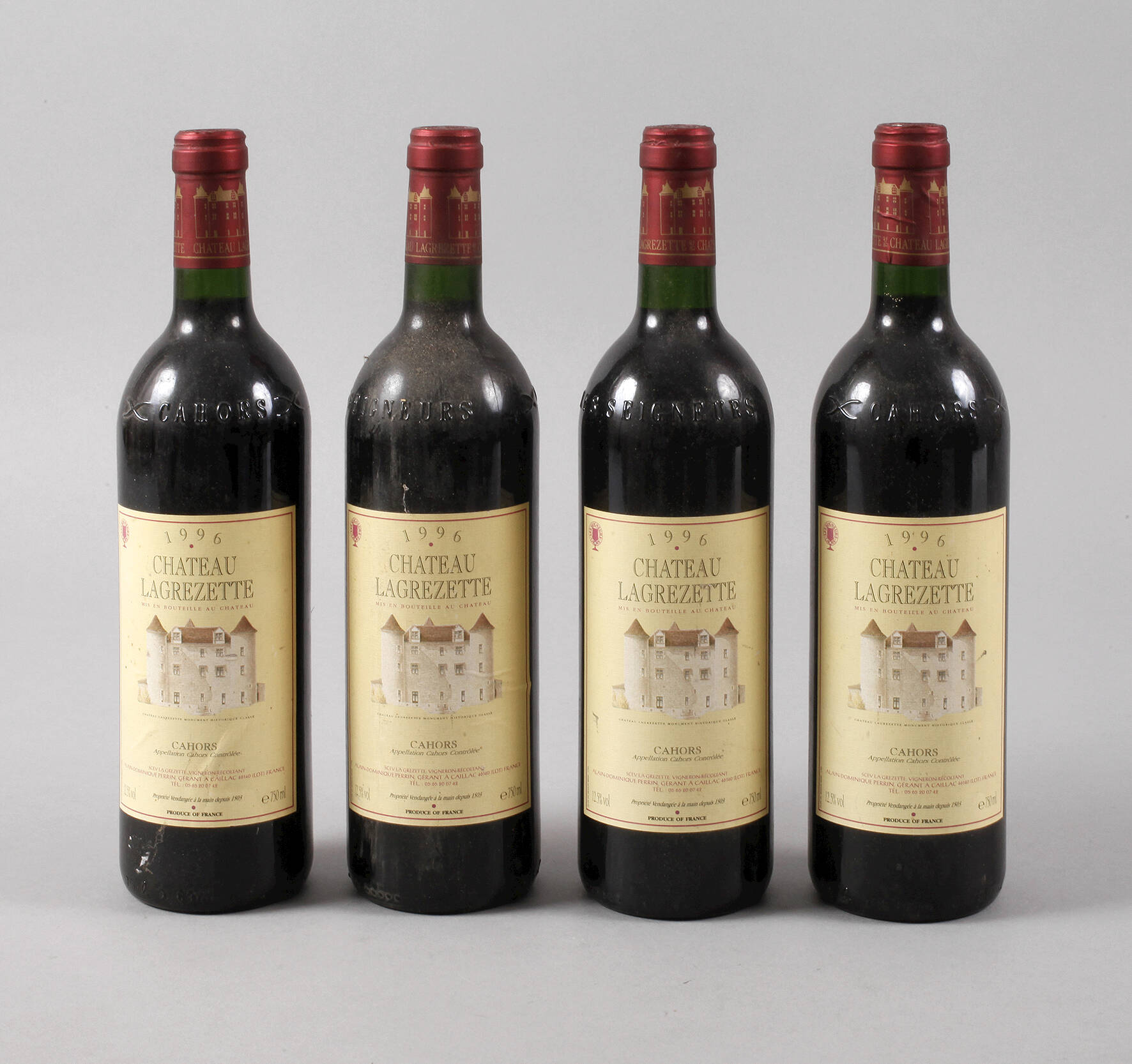 Vier Flaschen Rotwein