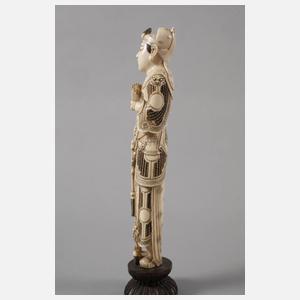 Große Elfenbeinschnitzerei