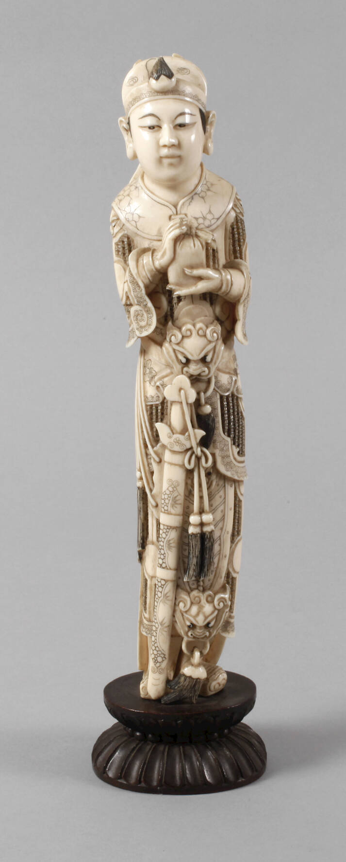 Große Elfenbeinschnitzerei