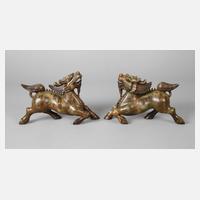 Paar Steinschnitzereien111