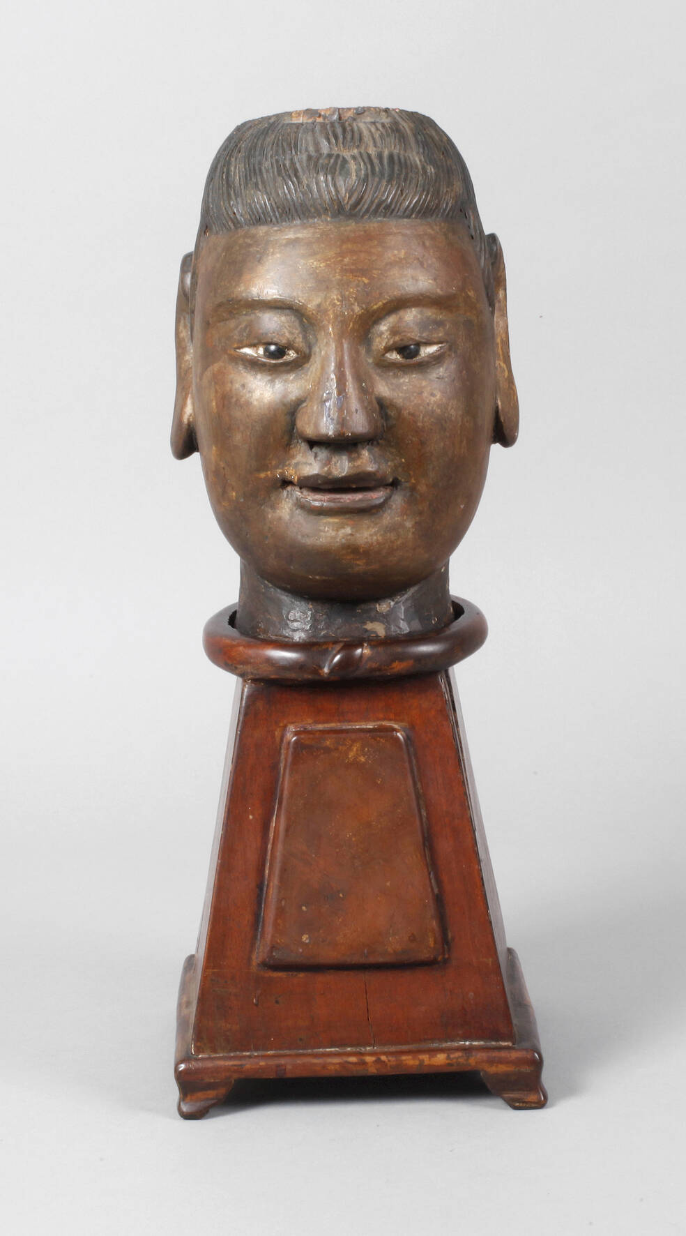 Geschnitztes Kopfstück