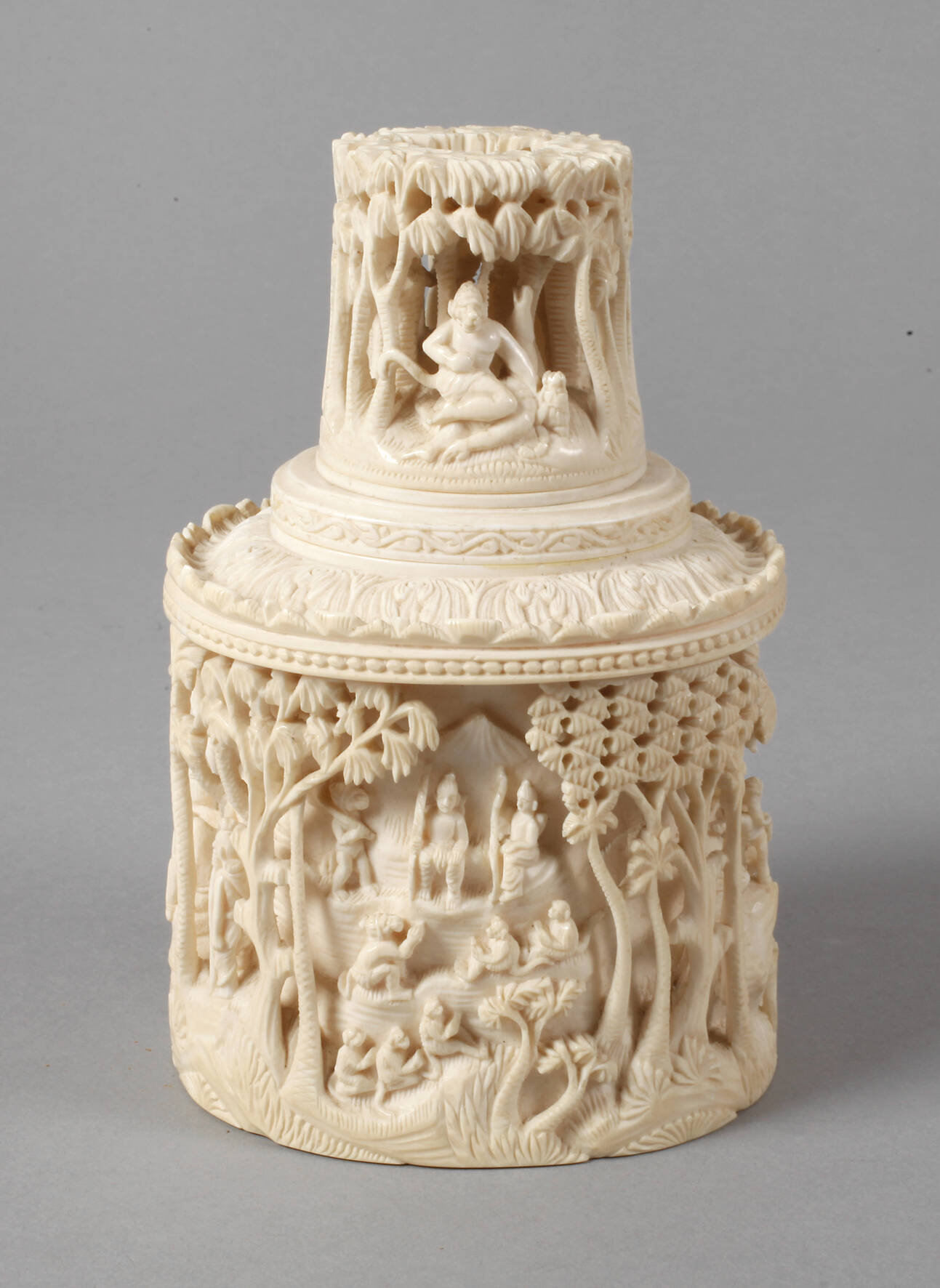 Prächtige Elfenbeinschnitzerei