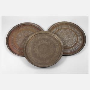 Drei maurische Messingtabletts