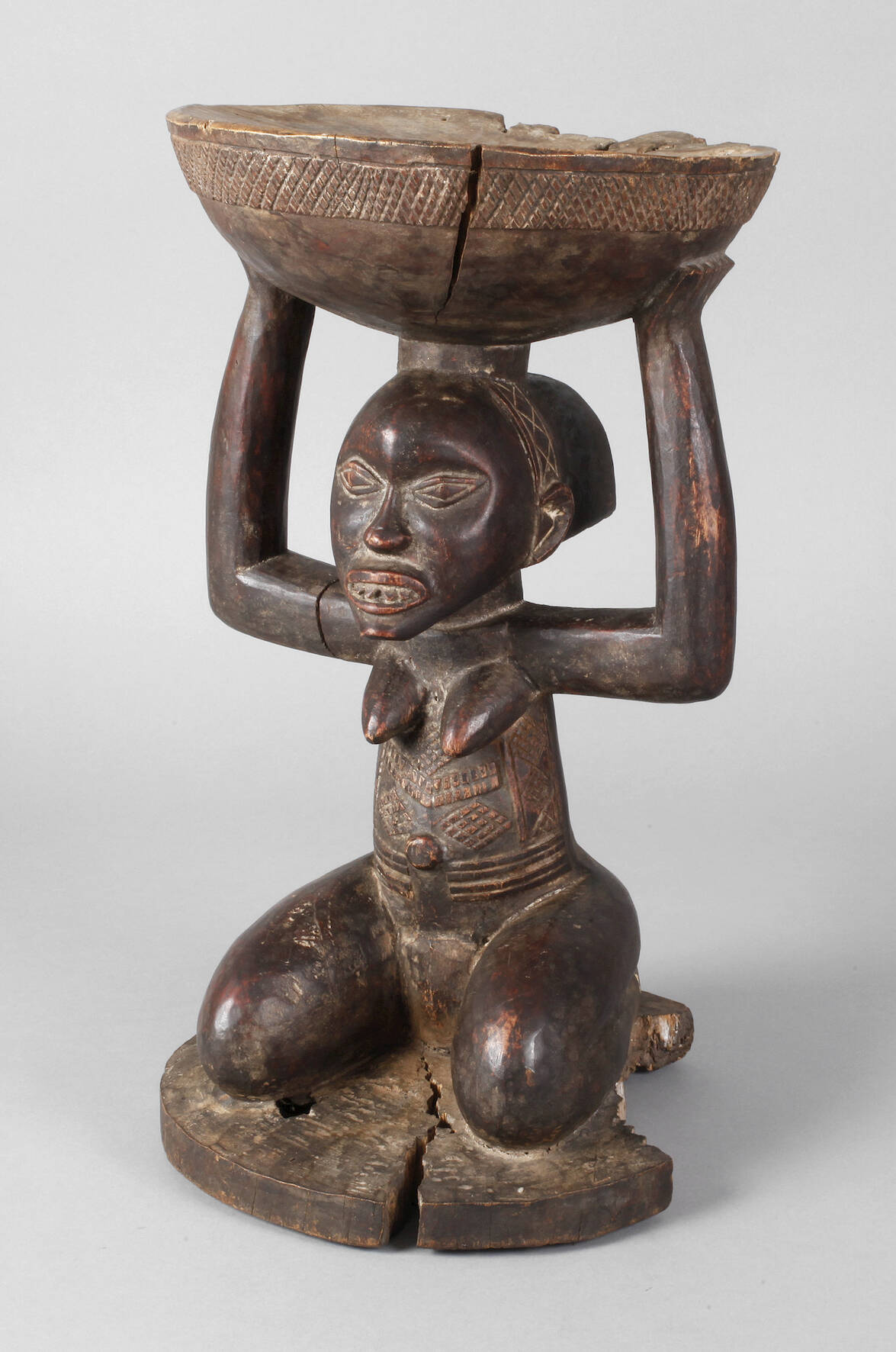 Geschnitzter Sitzhocker