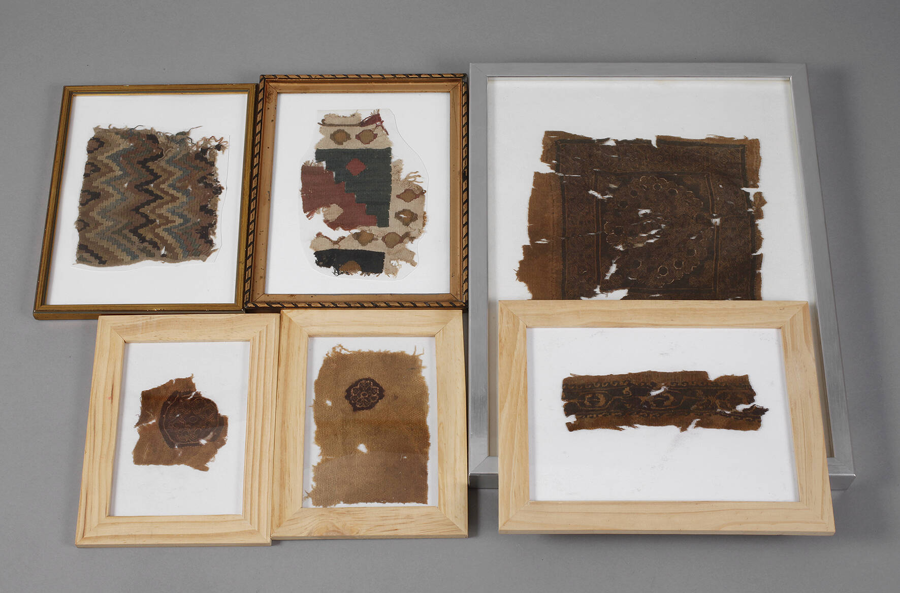 Konvolut gerahmte Textilfragmente