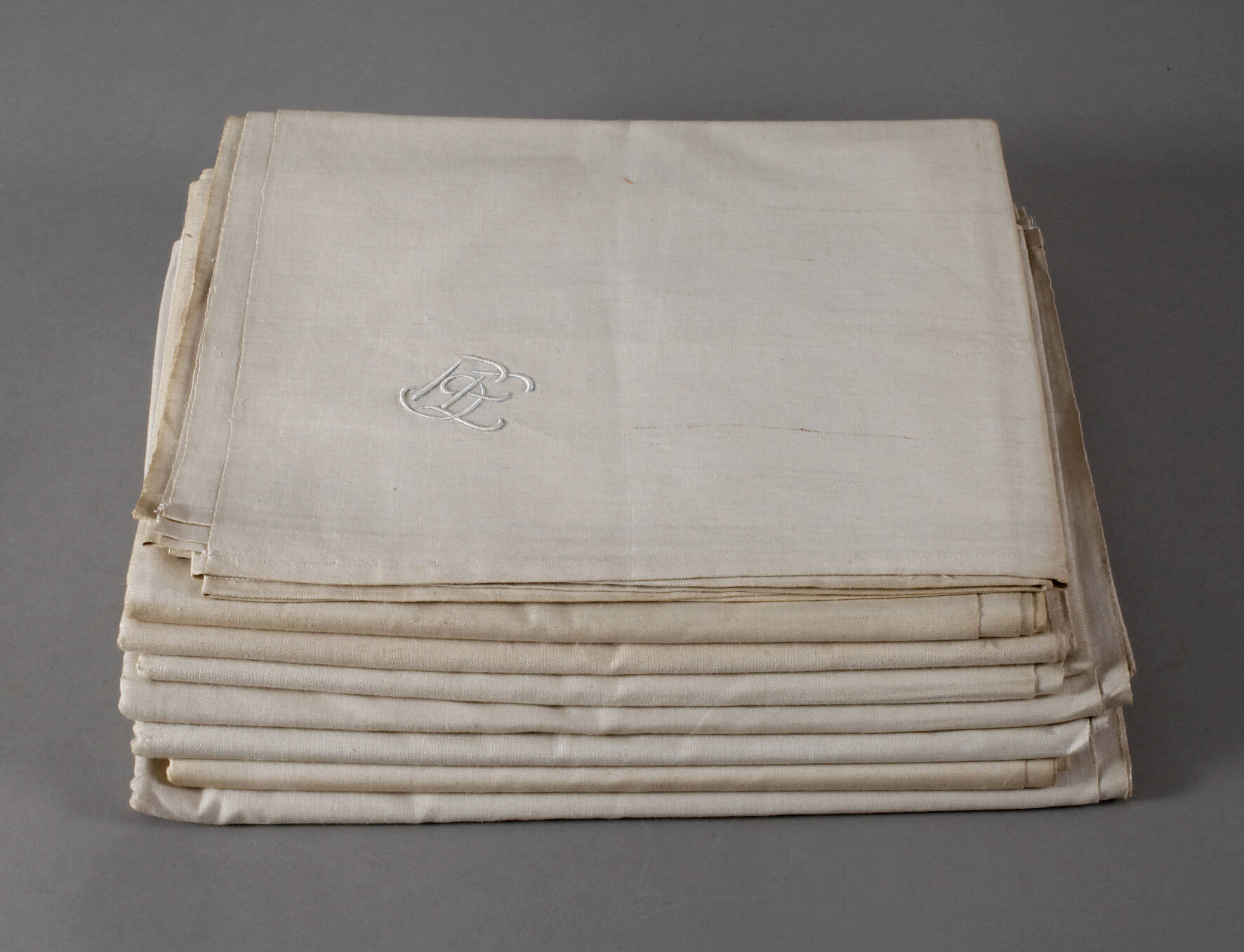 Acht Leinentücher