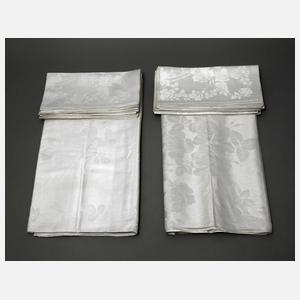 Zwei große Tafelgarnituren