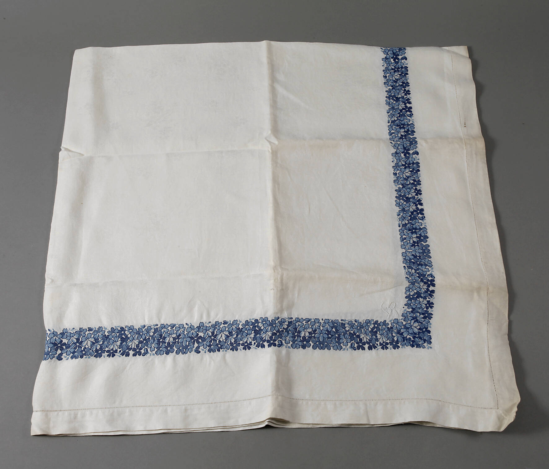 Tischtuch mit Stickerei