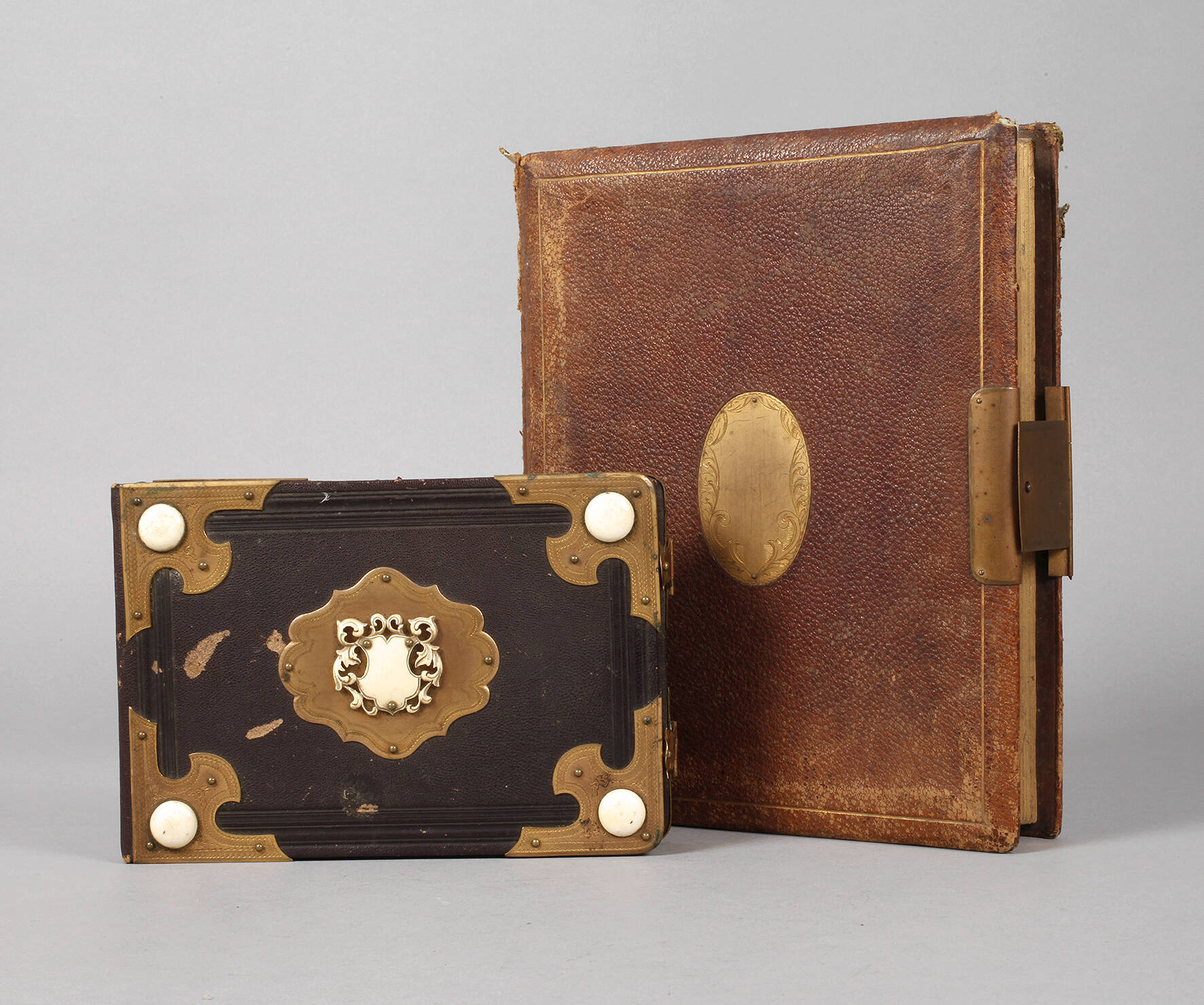 Zwei Fotoalben um 1880/1890