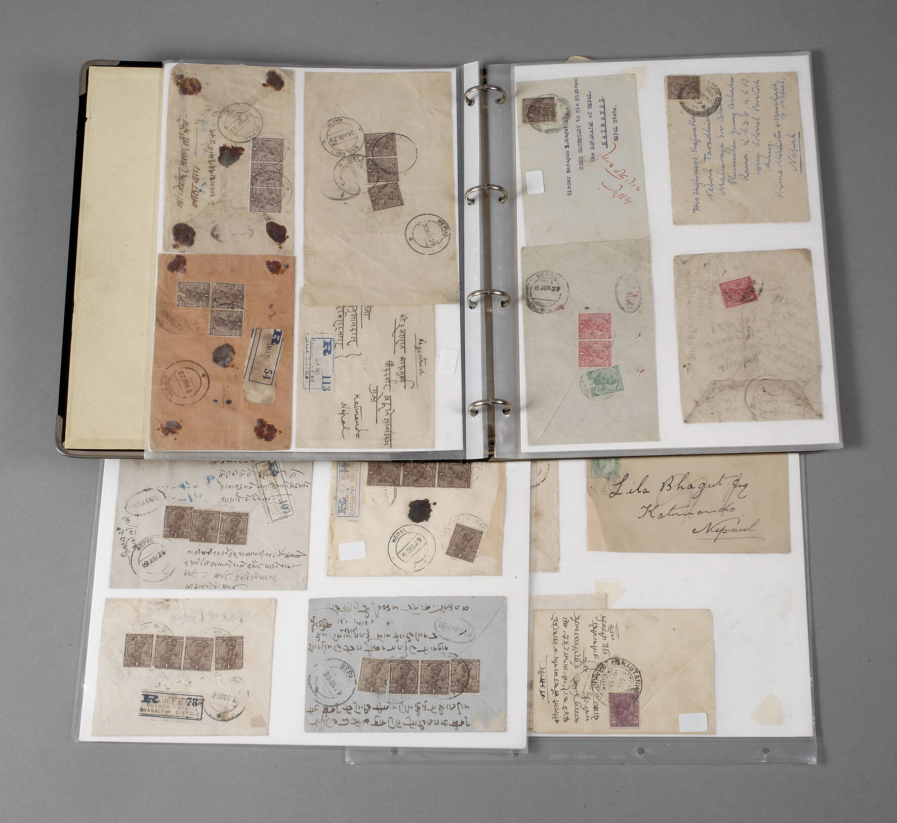 Briefumschläge adressiert an den Premierminister von Nepalca. 40 Stück, 1. Hälfte 20. Jh., Altersspuren.
