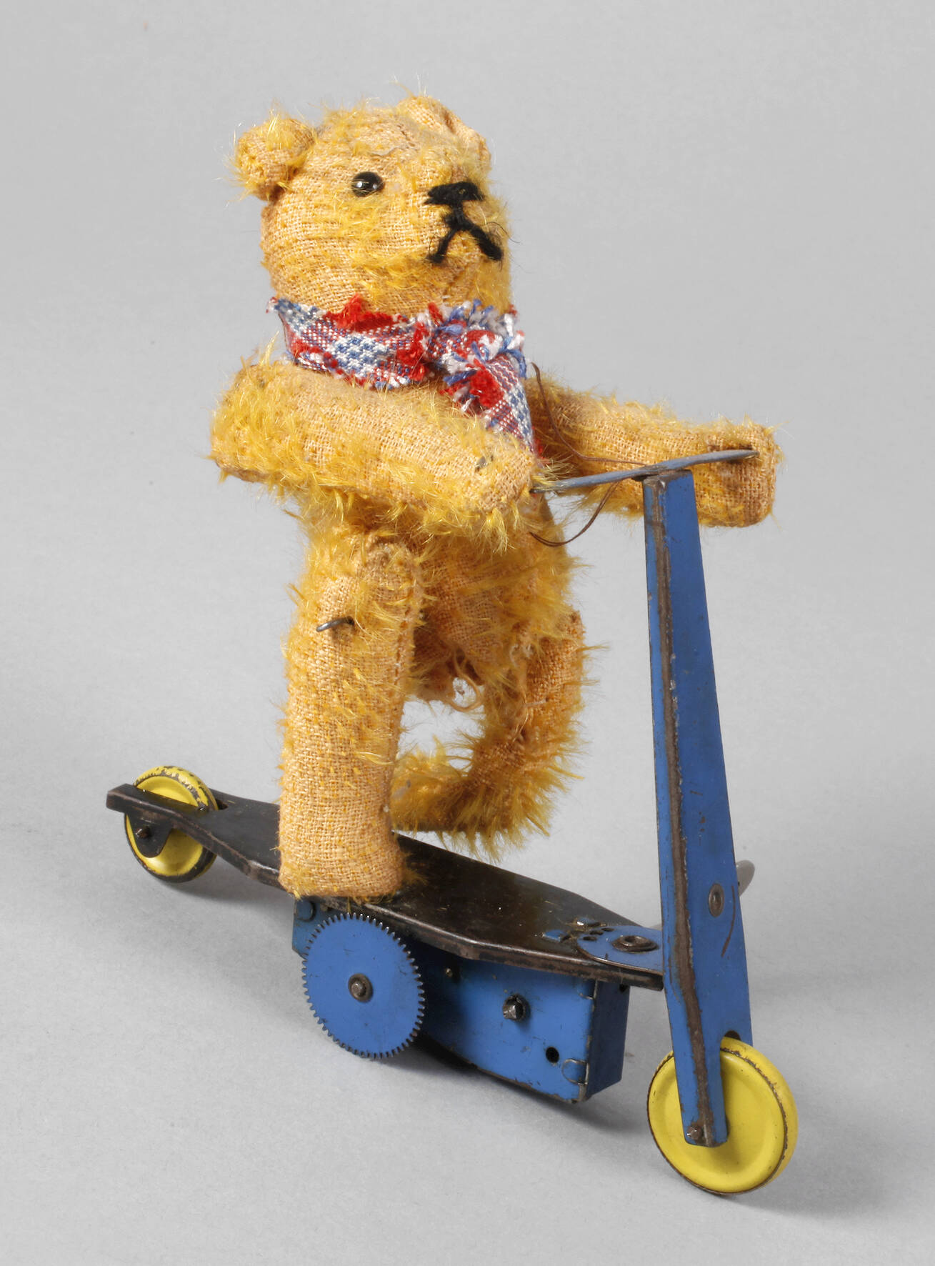Fewo Teddybär auf Blechroller