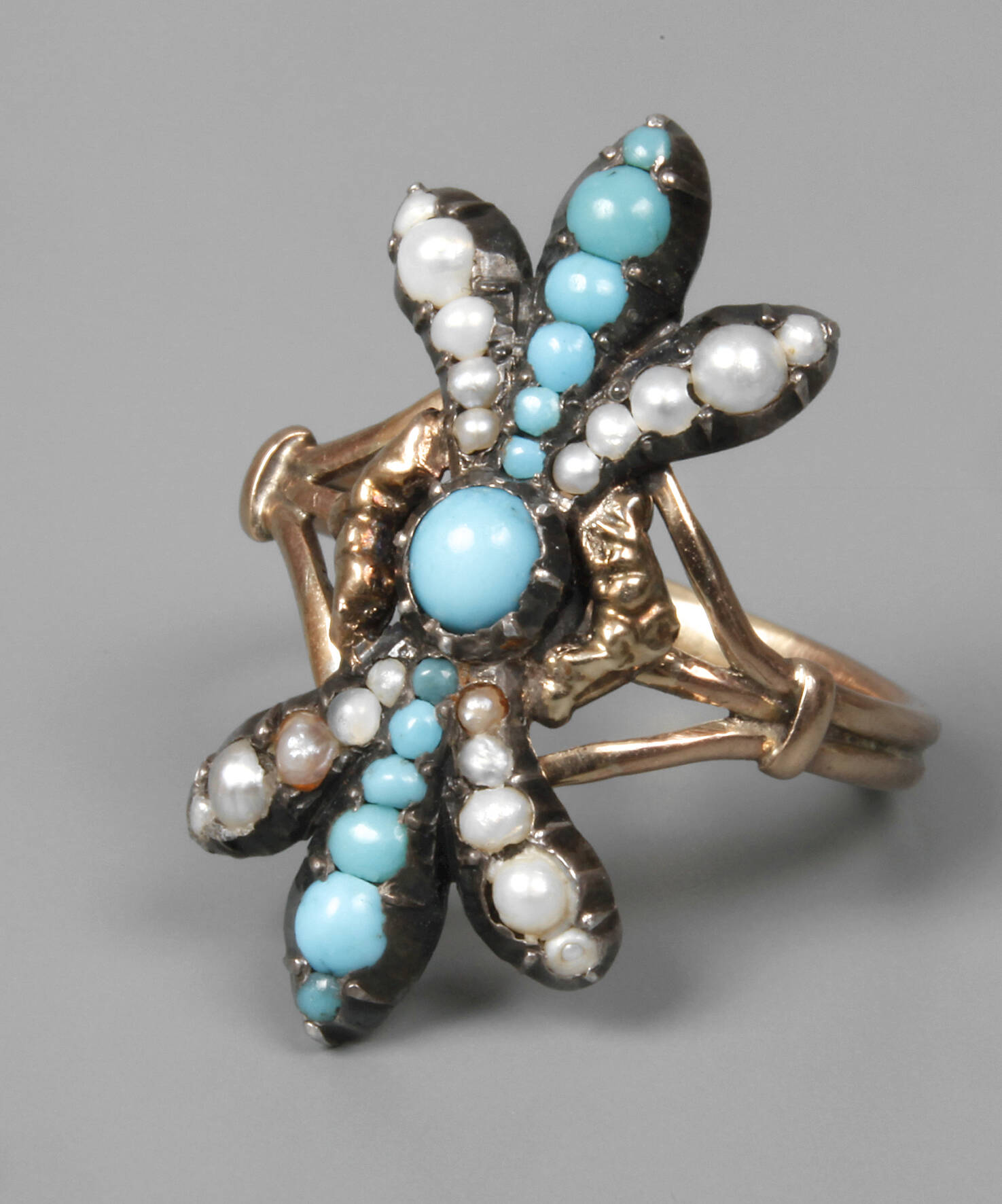 Historischer Ring mit Türkisen und Perlen