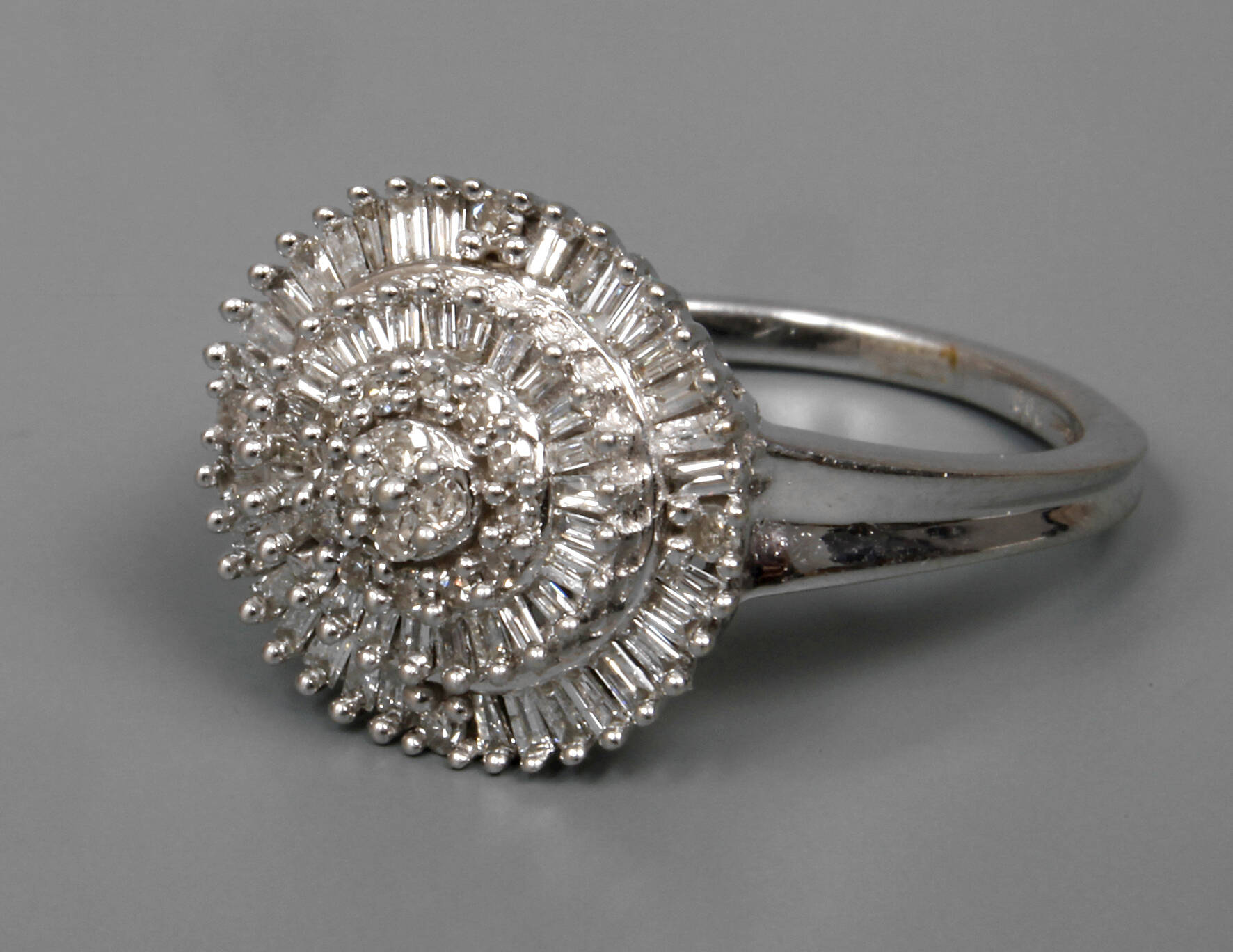 Damenring mit Diamanten