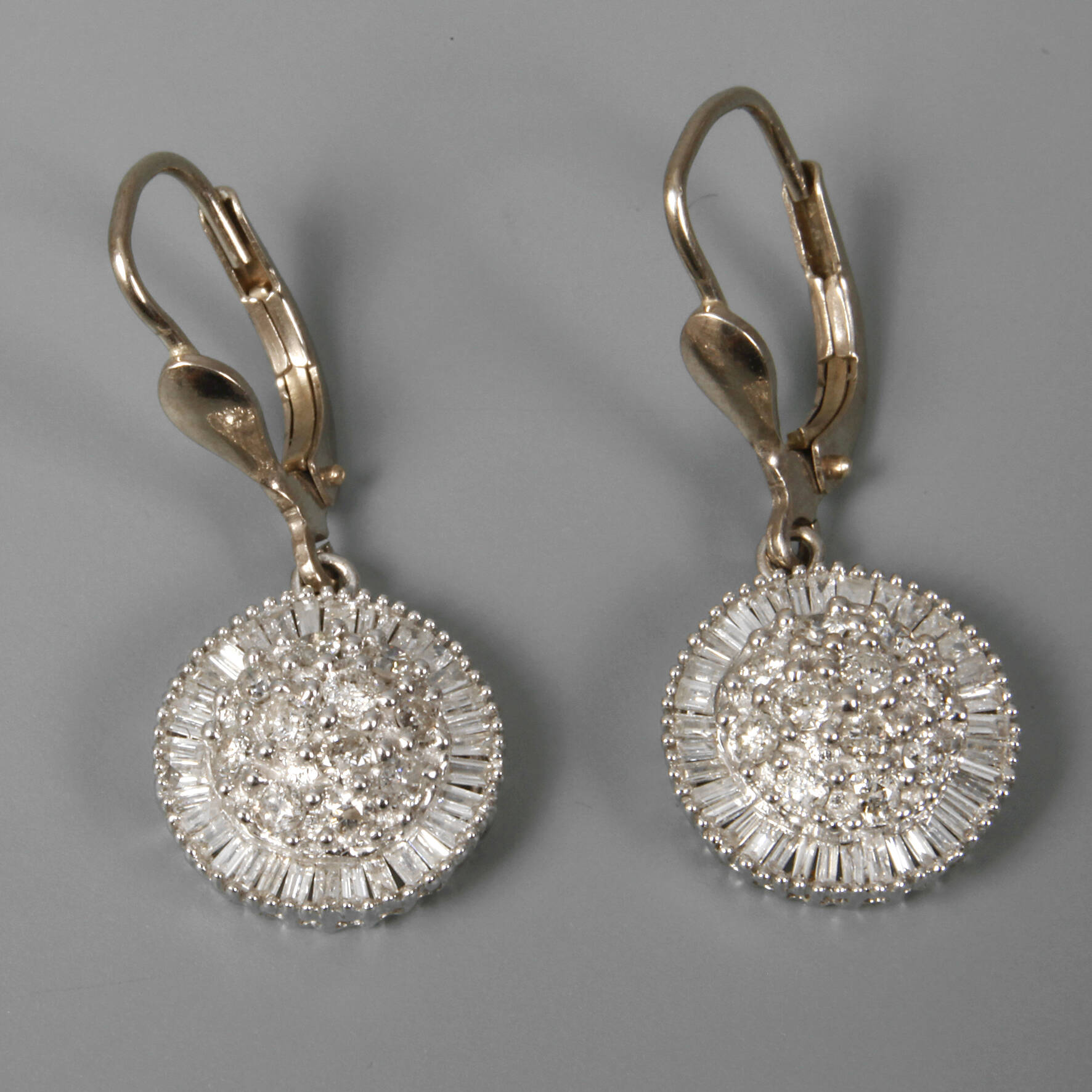 Paar Ohrhänger mit Diamanten