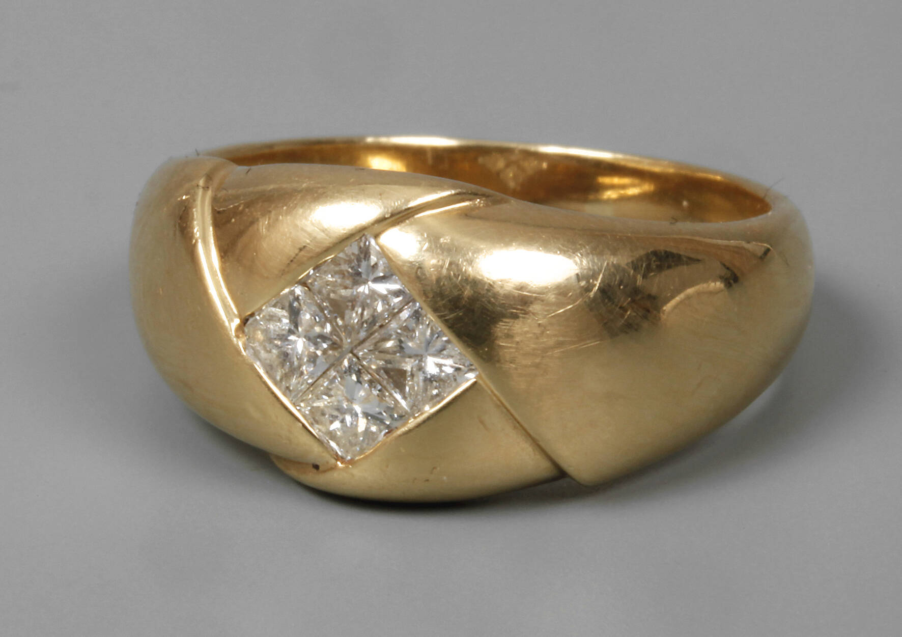 Damenring mit Prinzesscut-Diamanten