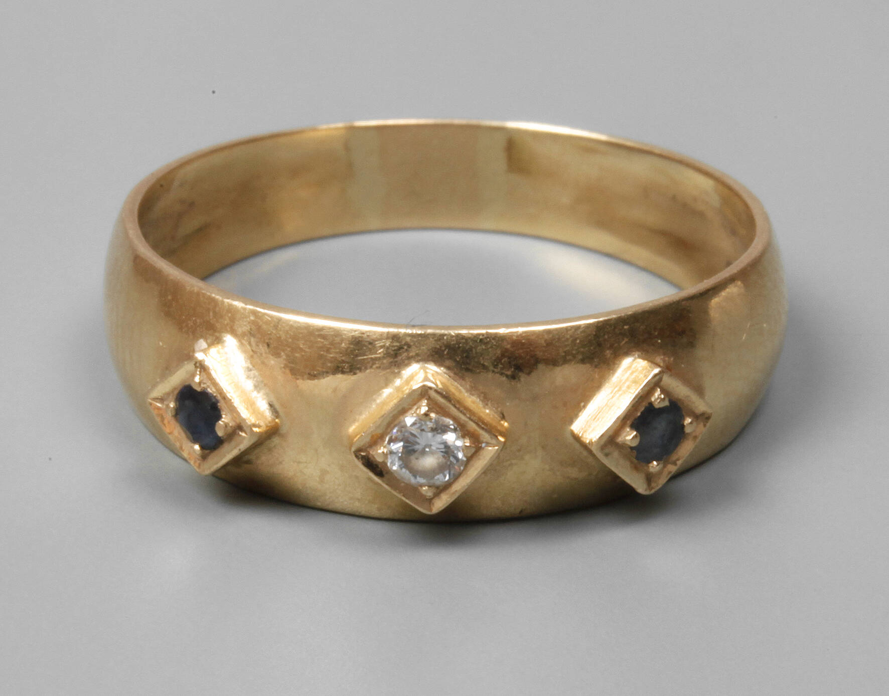 Damenring mit Brillant und Saphiren