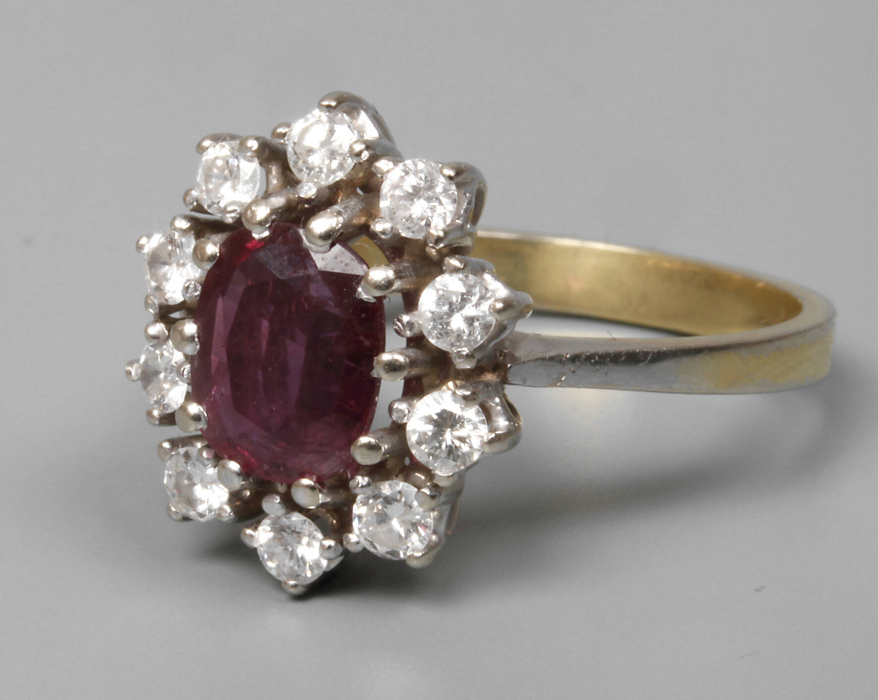 Damenring mit Rubin und Brillanten