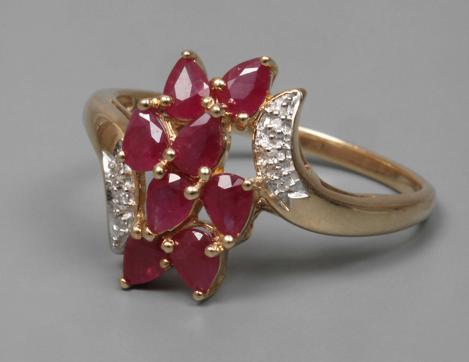 Damenring mit Rubinen