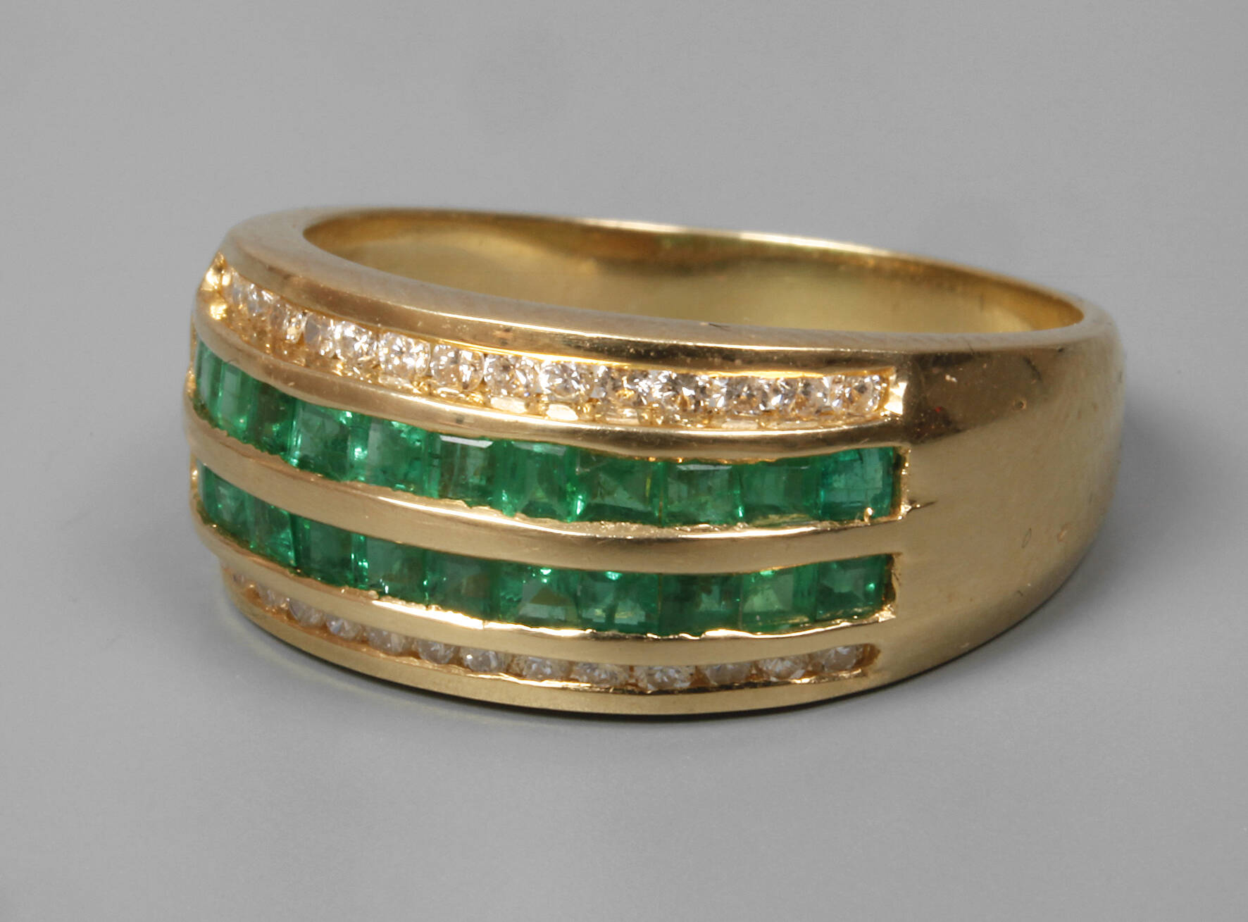 Damenring mit Smaragden und Diamanten