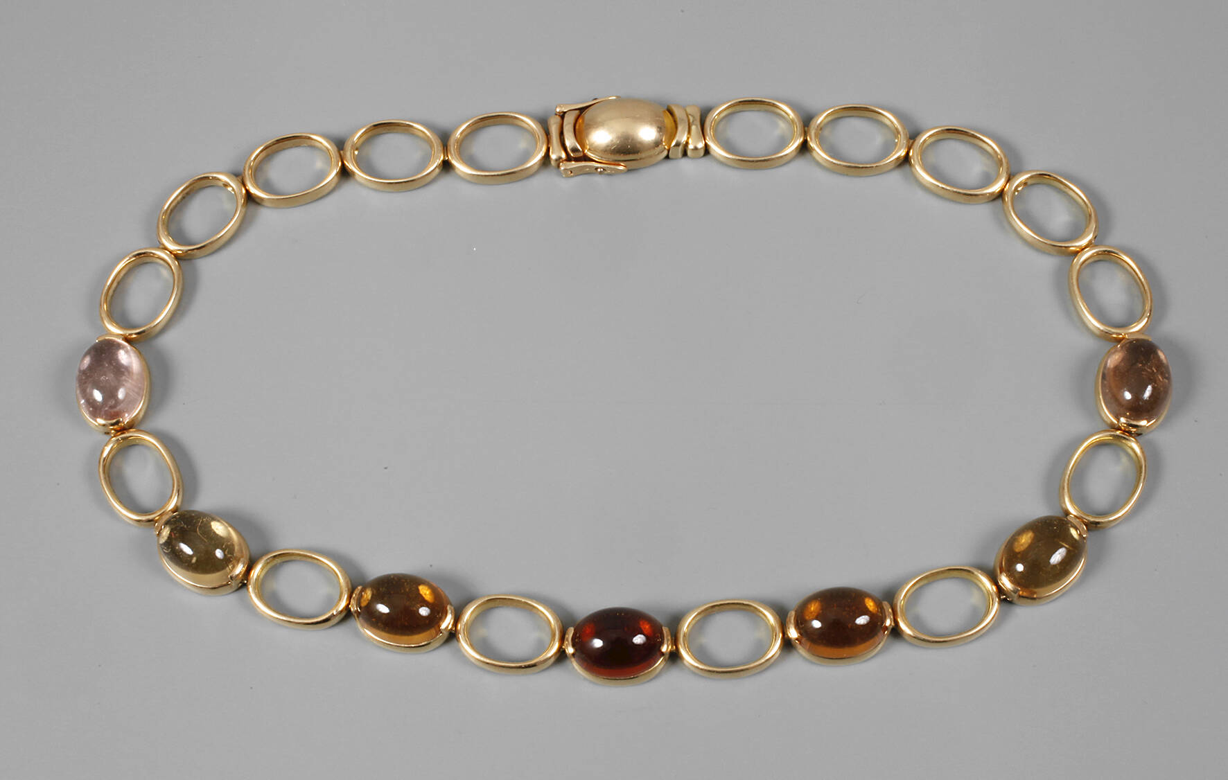 Collier mit Edelsteinbesatz