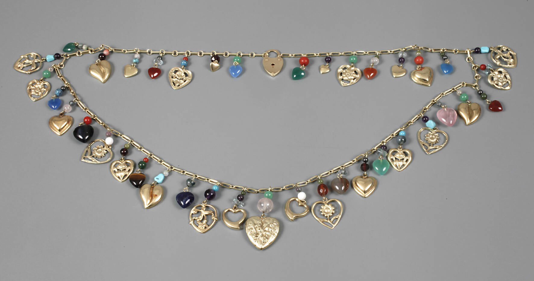 Kette mit zahlreichen Anhängern