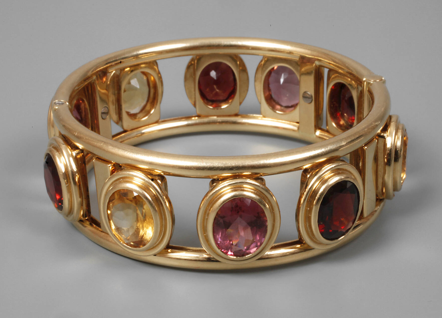 Armreif mit beweglichem Steinbesatz