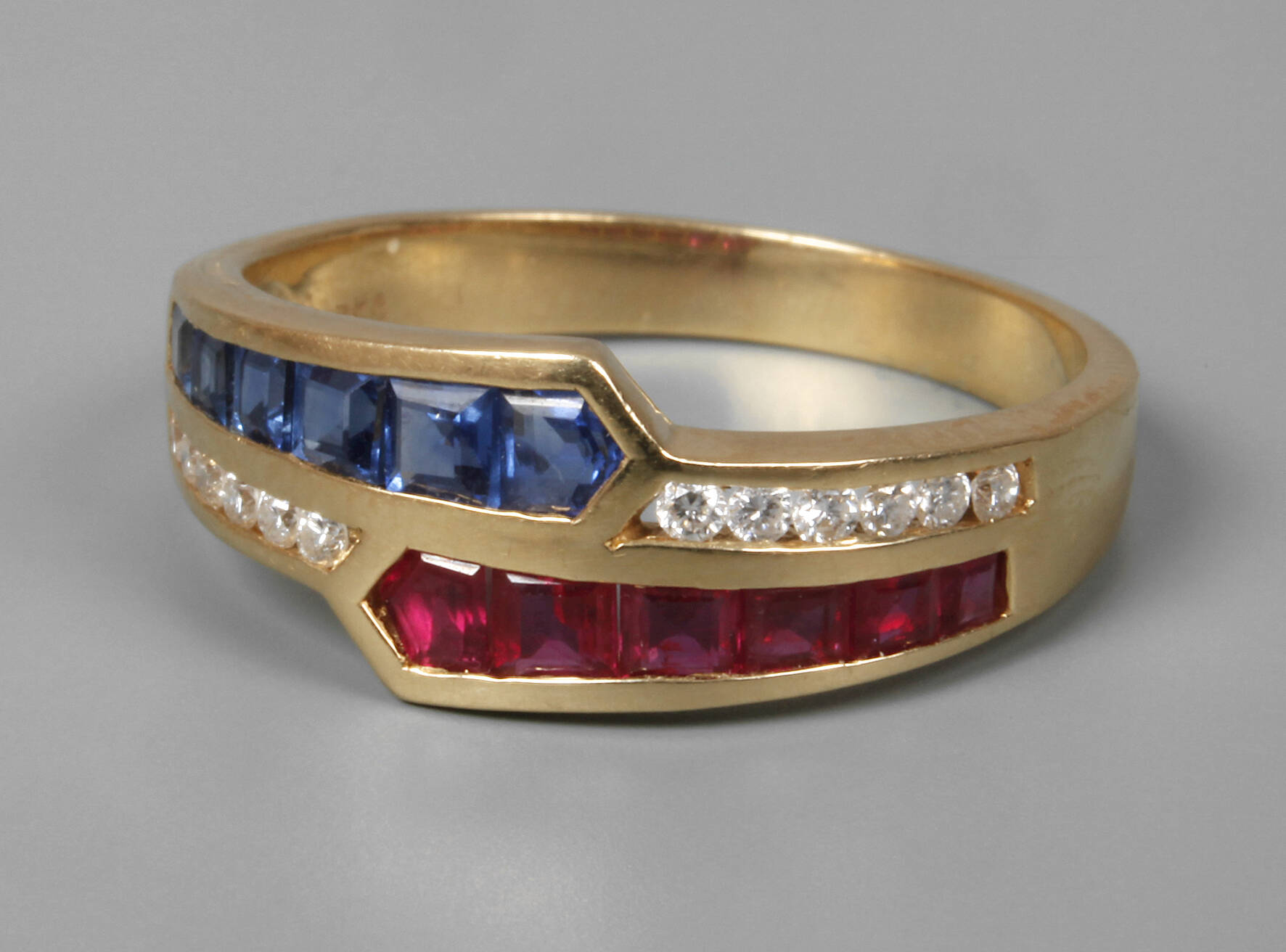 Damenring mit Steinbesatz