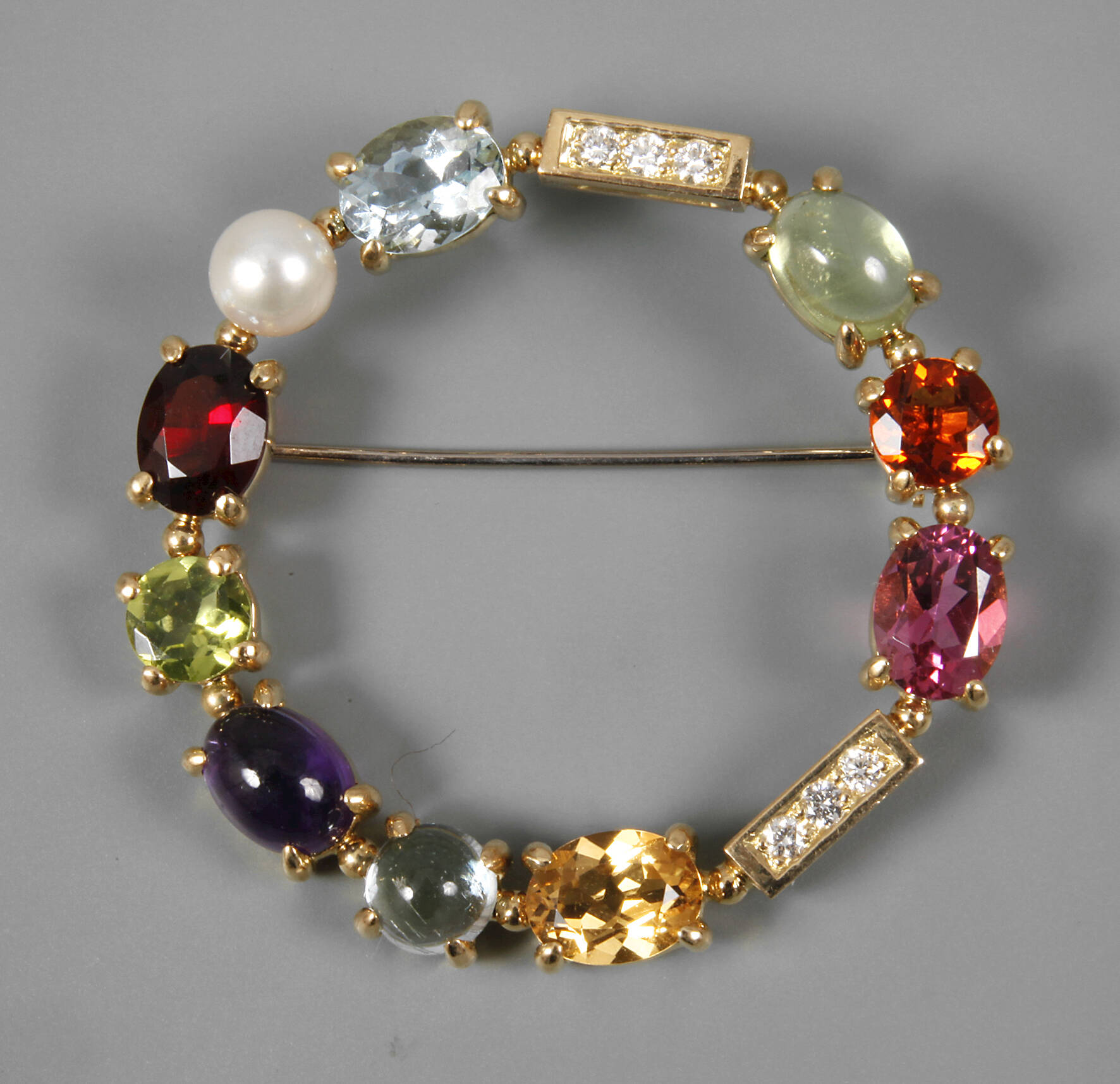 Brosche mit Farbsteinen