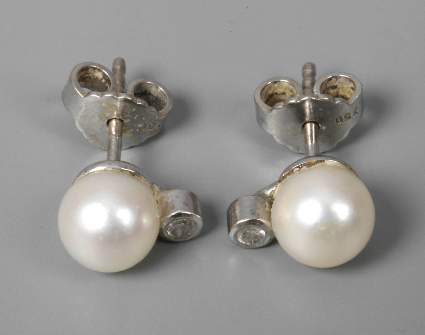 Paar Ohrstecker mit Brillanten und Perlen