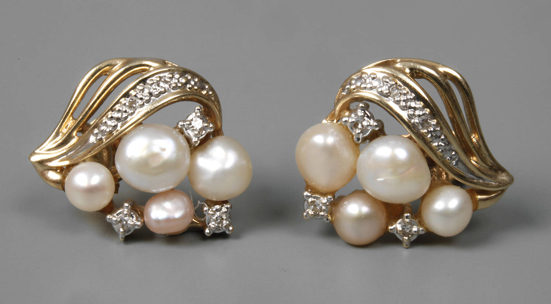 Paar Ohrstecker mit Perlen