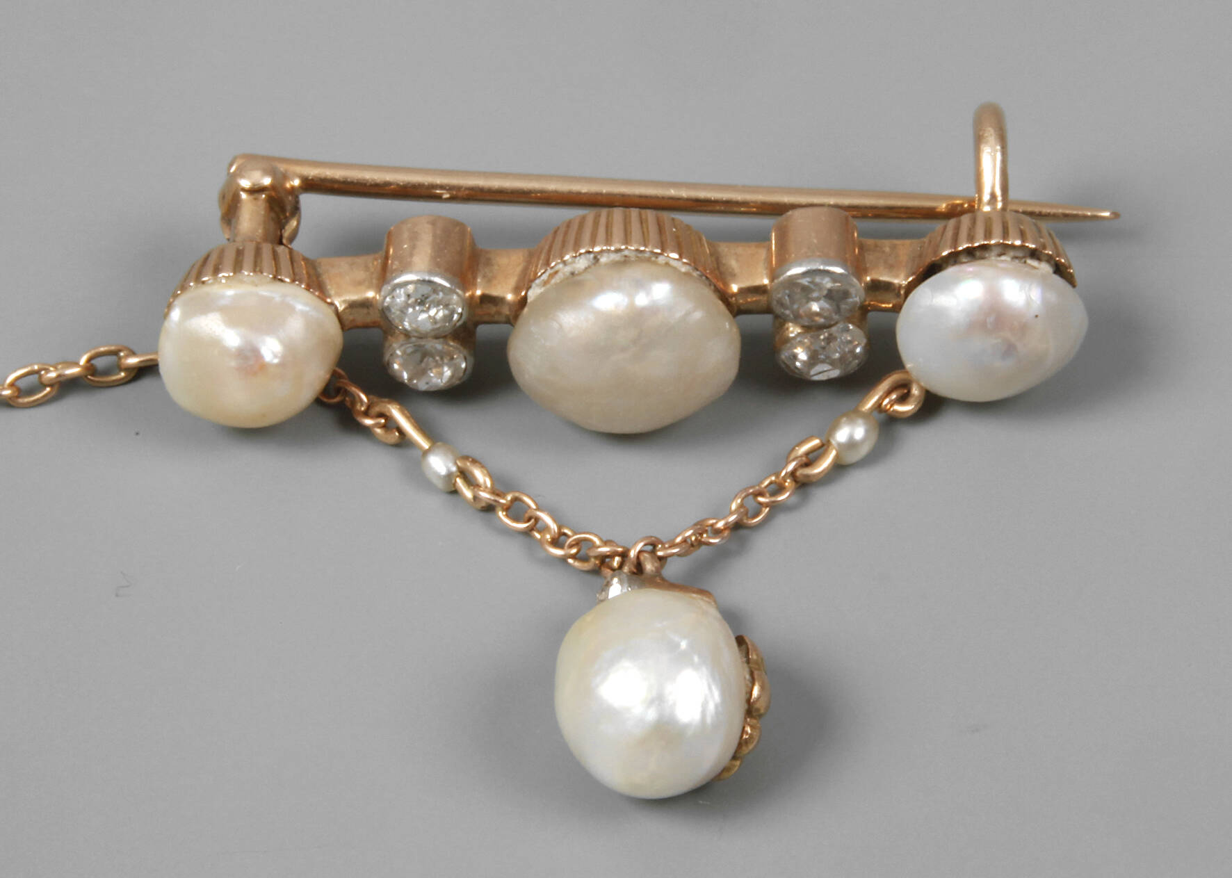 Brosche mit Perlen und Diamanten