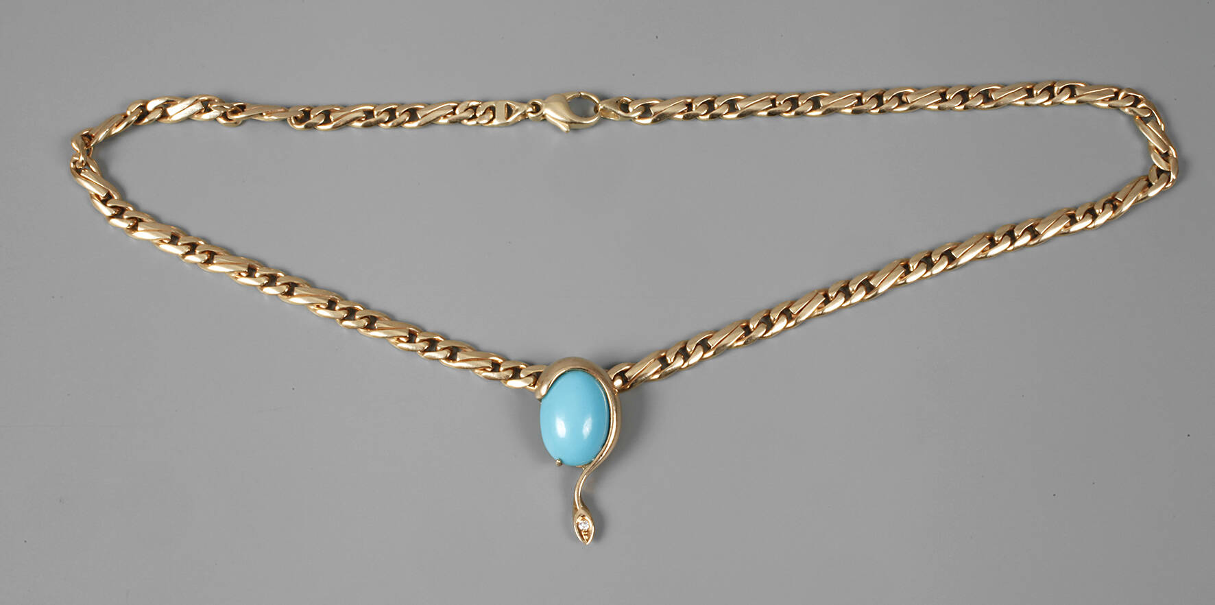 Panzerkette mit Türkisanhänger