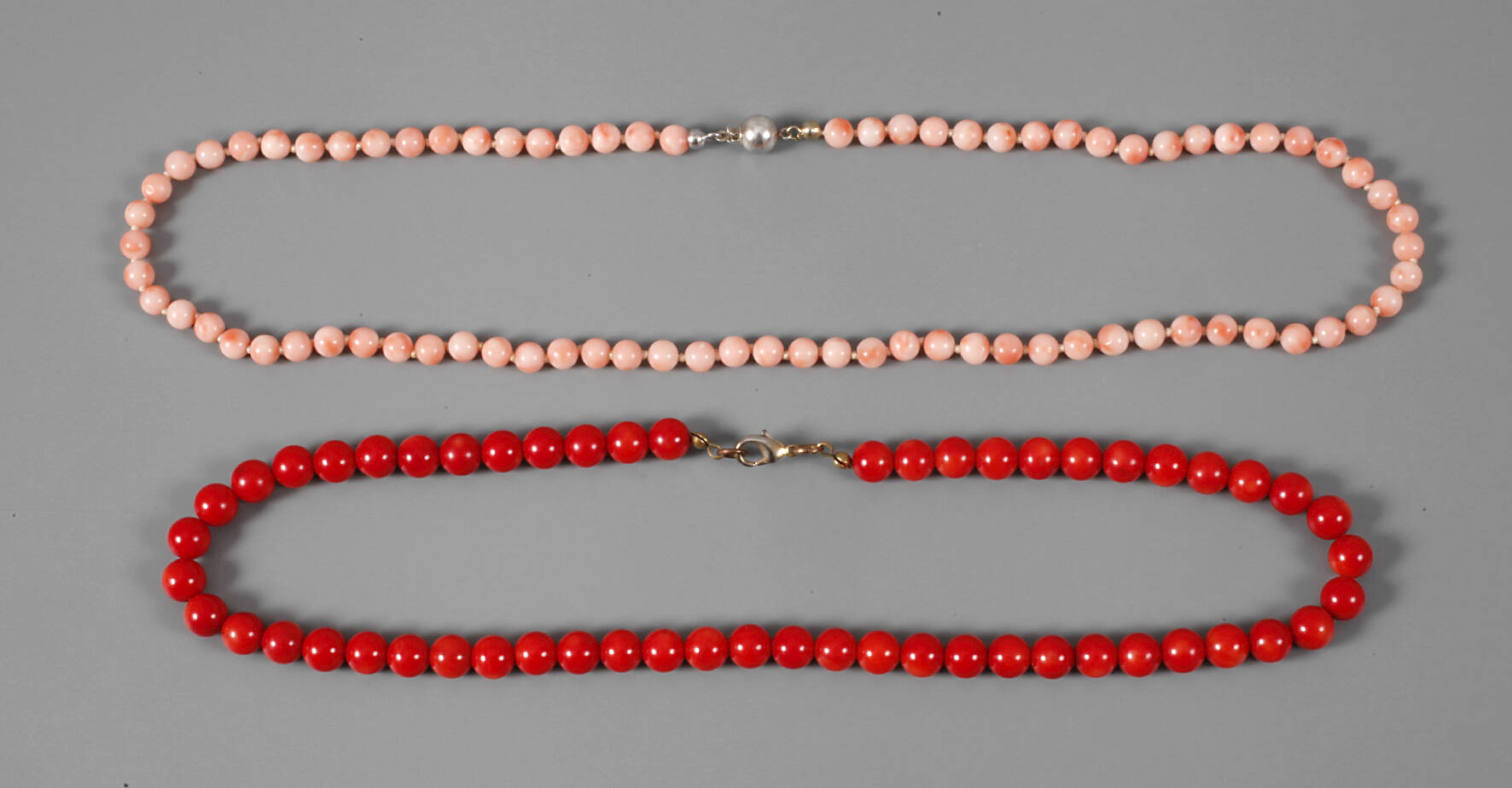 Paar Korallenketten