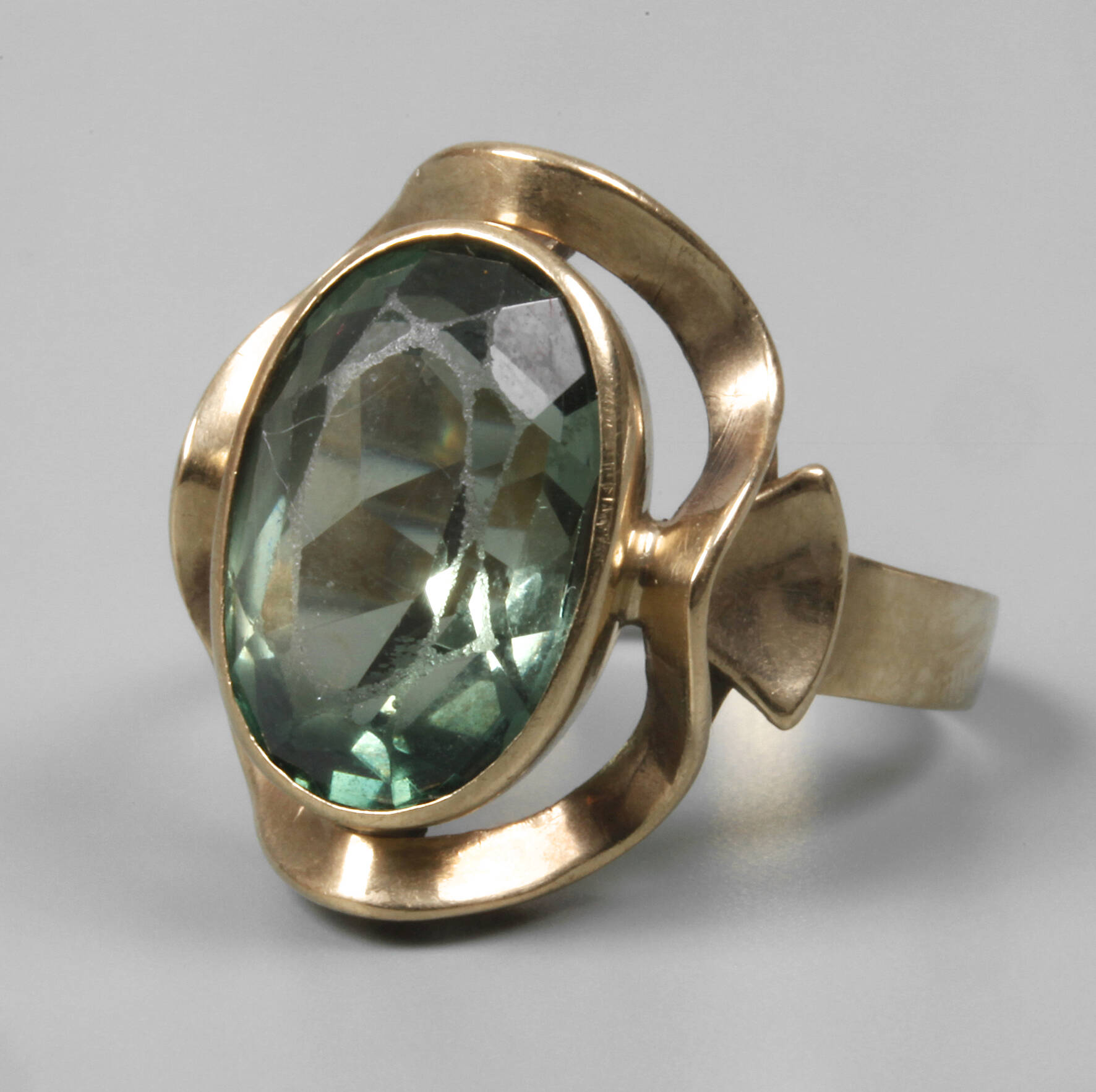 Damenring mit Steinbesatz