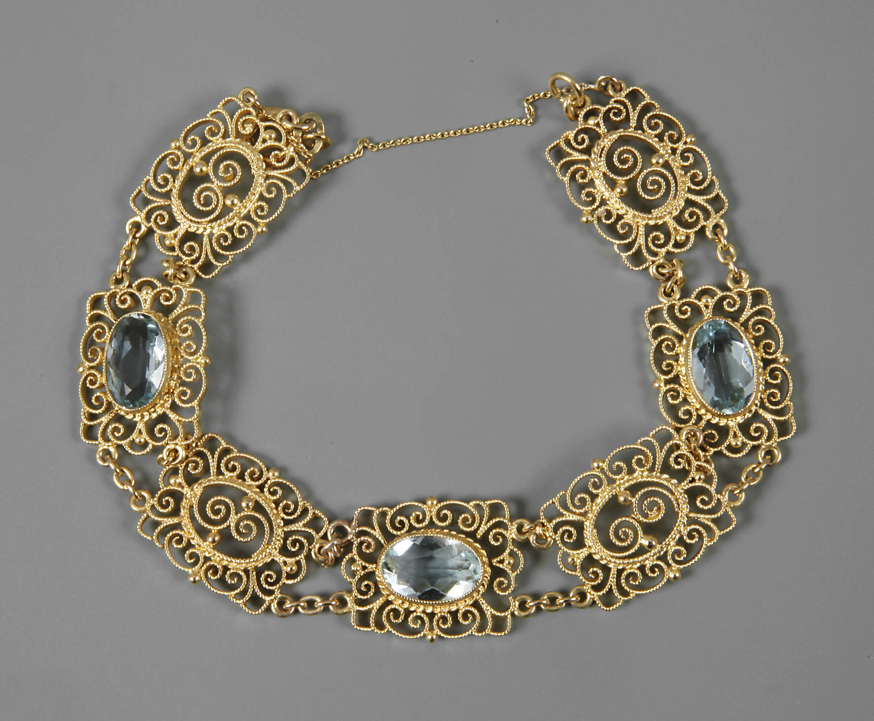 Feines Armband mit Aquamarinen