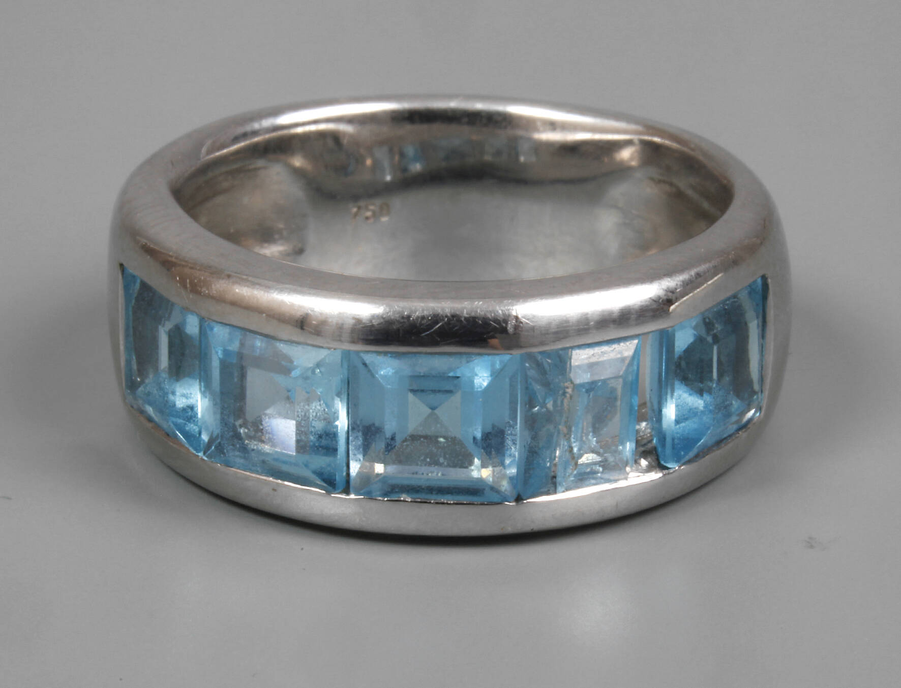 Damenring mit Topasen