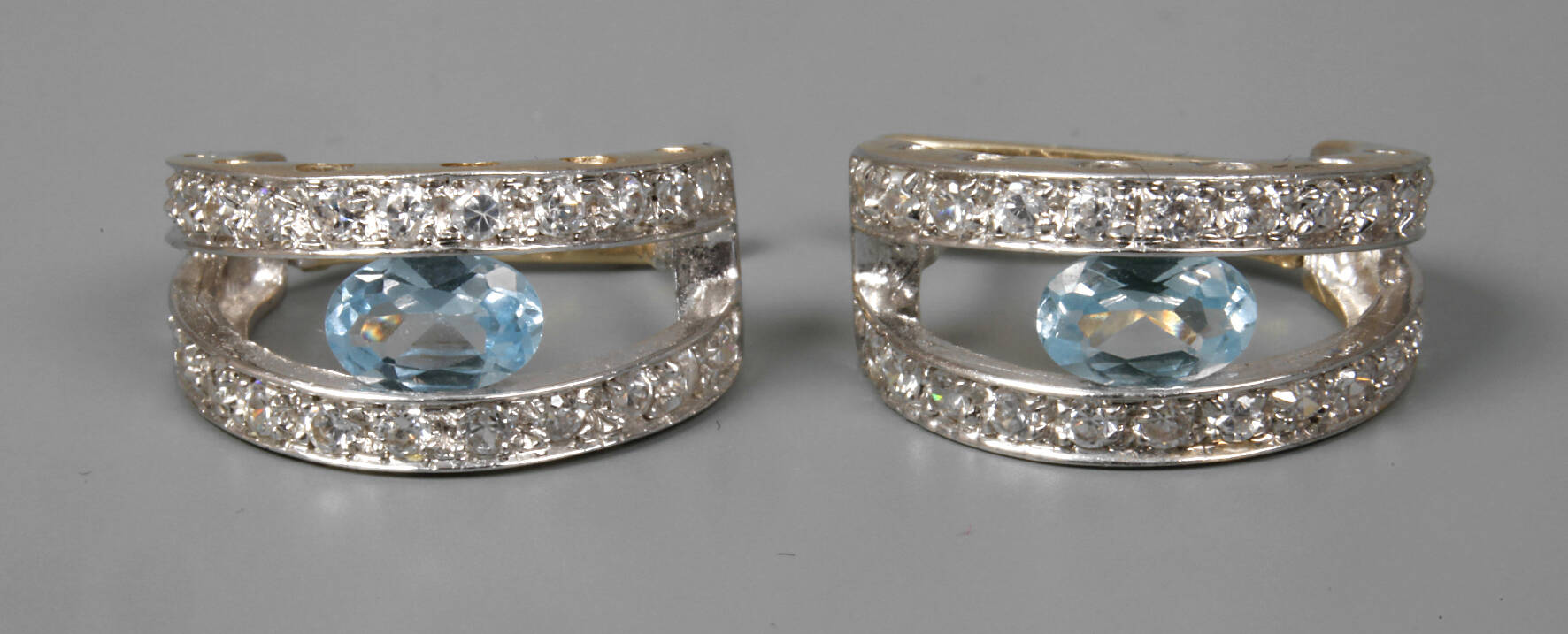 Paar Ohrringe mit Steinbesatz