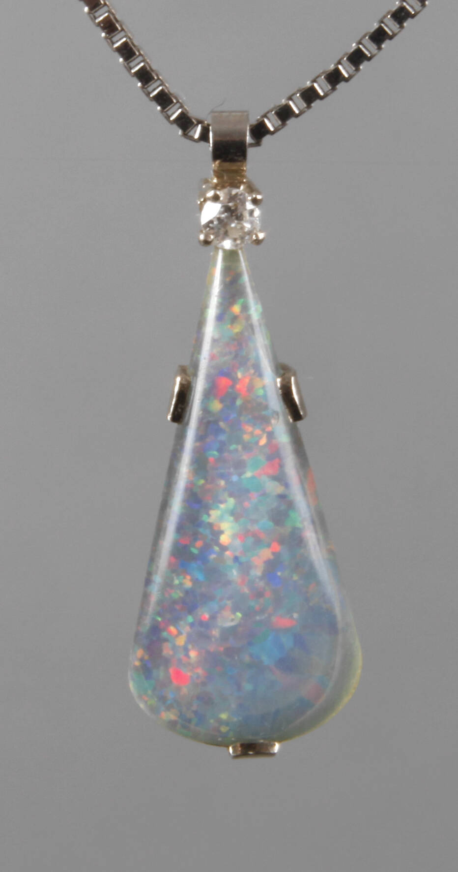 Anhänger mit Edelopal